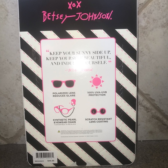 🆕 Betsy Johnson 💋 Polarized Sunglasses 🕶, Chain, Case - Picture 2 of 5